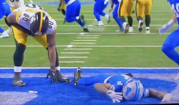 Darnell Washington is slightly inconvenienced as the defender that collided with him lies motionless on the turf.