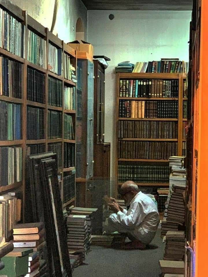 كشَف ابن عقيل الحَنبلي العِمامةَ عَن رأسِه فإذا فيه شَيب
فقال تلميذٌ له: شِبْتَ !
وكان في الثمانينَ من عُمُرِه فأنشد قائلاً:
.
ما شابَ عزمي ولا حَزمي ولا خُلُقي 
ولا وَلائي ولا دِيني ولا كَرَمي
.
وإنّما اعتاضَ شَعري غيرَ صِبغتِه 
والشَّيبُ في الشّعرِ غير الشيب في الهِمَمِ