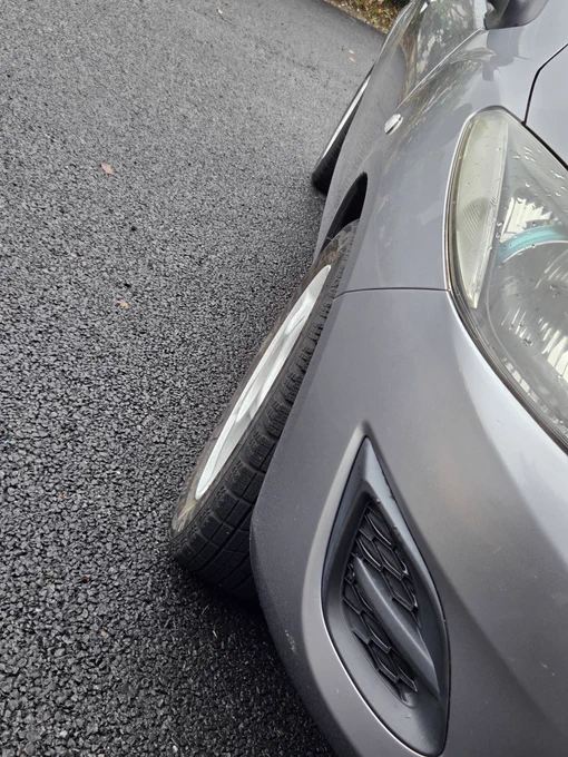純正車高(店の代車)に速そうなホイールって微妙(個人の感想➀)なんじゃないかってのと、シルバーに白ホイ似合わなさそう(個人の感想②)と思ってつけてなかったけど、 冬限定だけど、ホイールがかっこいいからかそれなりに様になってしまったw ダート競技でよく見る型だから車高そんなに違和感ねぇし