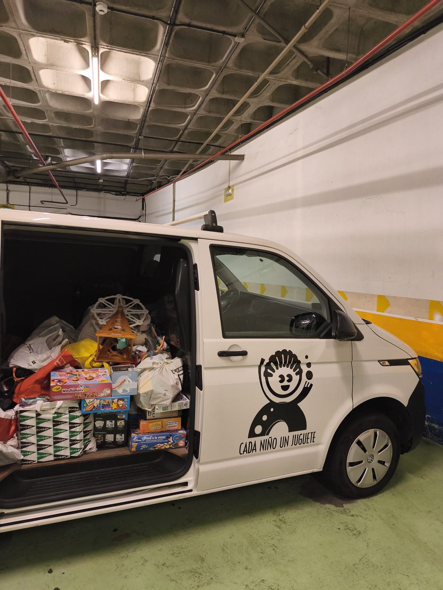 El trineo de #cadaniñounjuguete cedido por #Vepersa  recogiendo una de las nueve partidas de juguetes del Centro Comercial Camelias
#cadaniñounjuguete #vigoesnavidad #vigobrillamás #solidaridad #vigo #navidad2025 #brillaconvigo