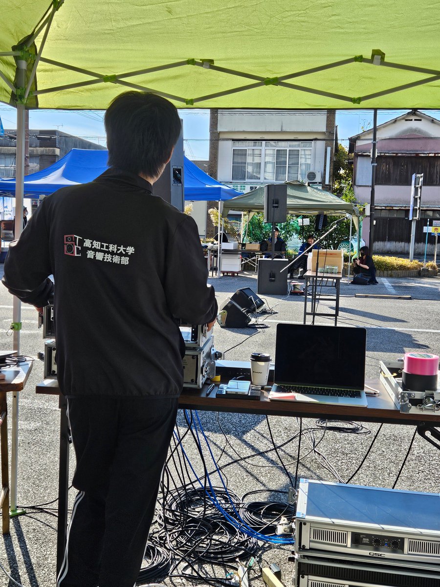Dawkut's tweet photo. 12/20に行われたSANYU 冬マルシェ in安芸にて音響を担当させていただきました。今回は1年生を中心にやらせてもらいましたが、まだまだ音作りの難しさを実感しました。 https://t.co/uAM16JlCpX