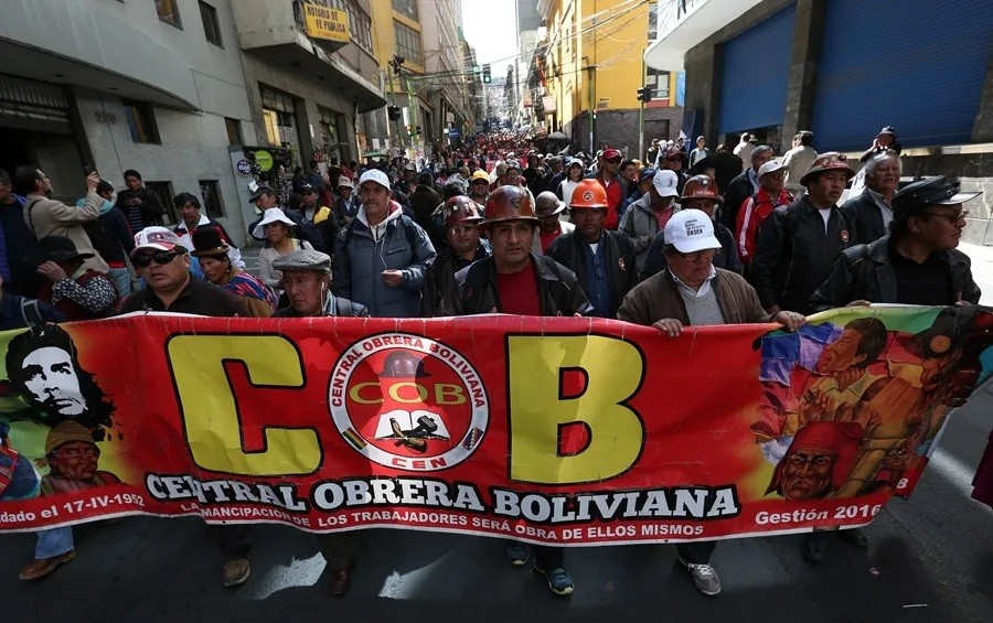 laepocabo's tweet photo. #21deDiciembre #Bolivia #protesta 
La #CentralObreraBoliviana (#COB), la mayor #OrganizaciónSindical del país, confirmó este domingo la #huelga prevista para el lunes contra el #decreto5503👇
https://t.co/AQlKt40ucl https://t.co/73DGtIZfdQ