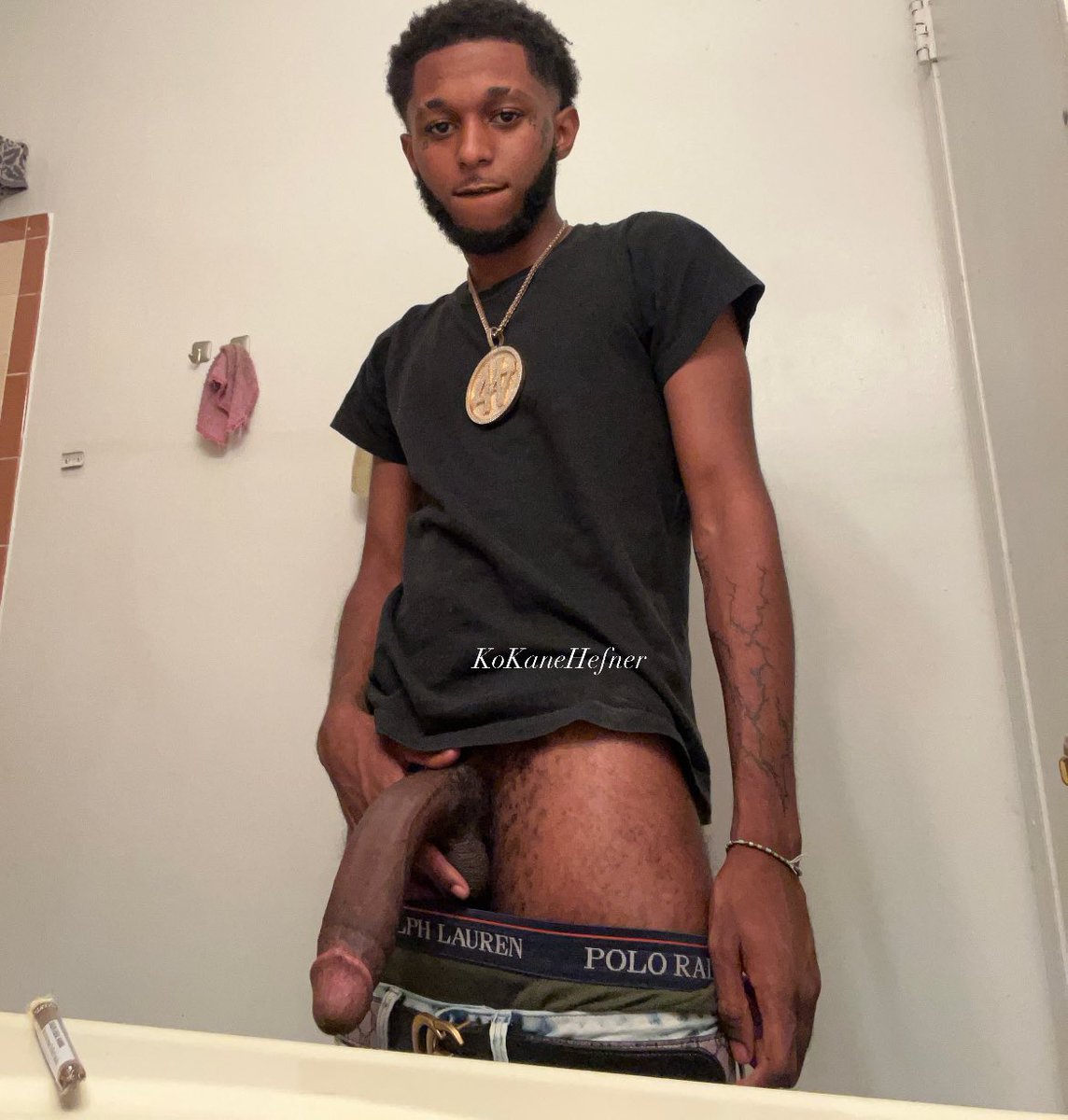 KoKaneHefner's tweet photo. When she ask is it long and does it curve 🥴 https://t.co/JvNjtIfWbu