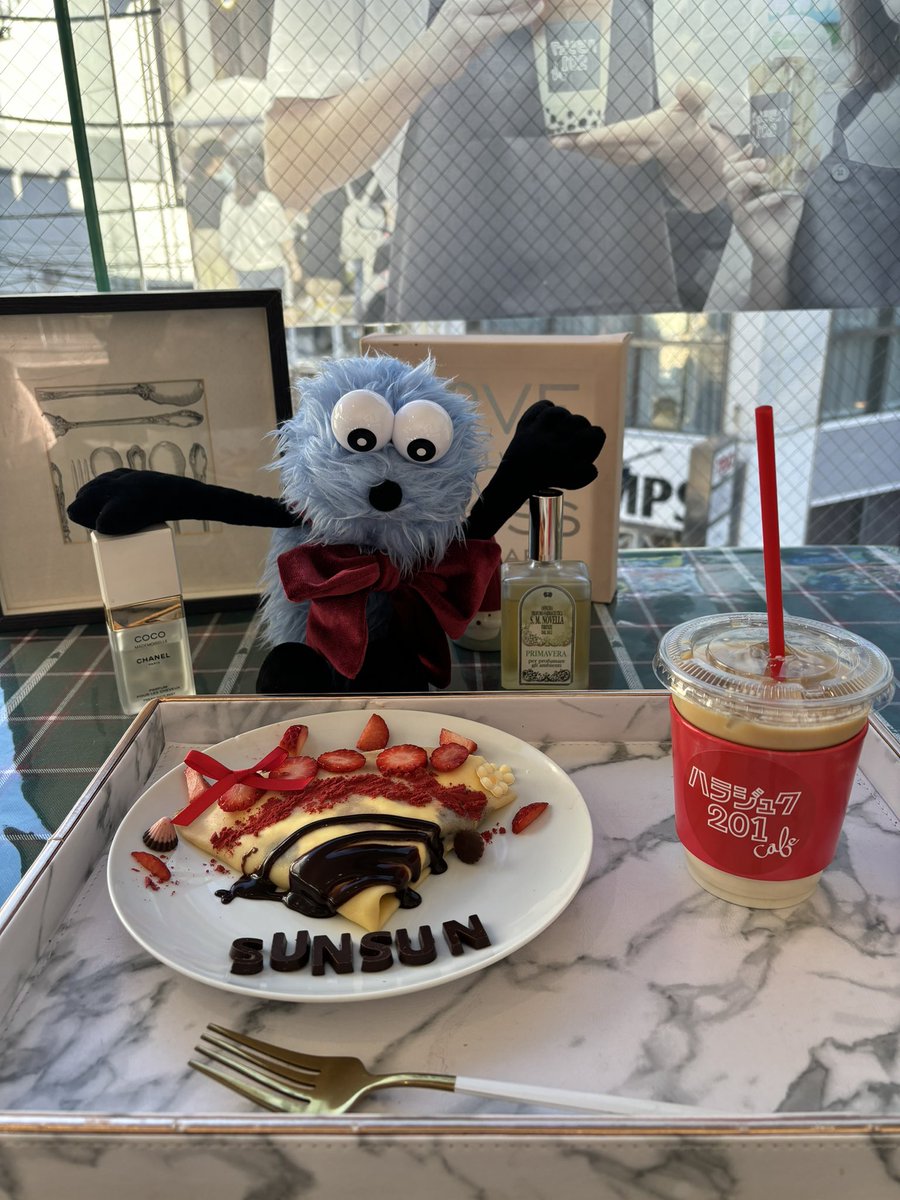 megsun2sun's tweet photo. ぼくの名前が入ったいちごのクレープ🍓🍫🎀

#パペットスンスン
#スンスンとカフェ https://t.co/g0f8ZOGs2D