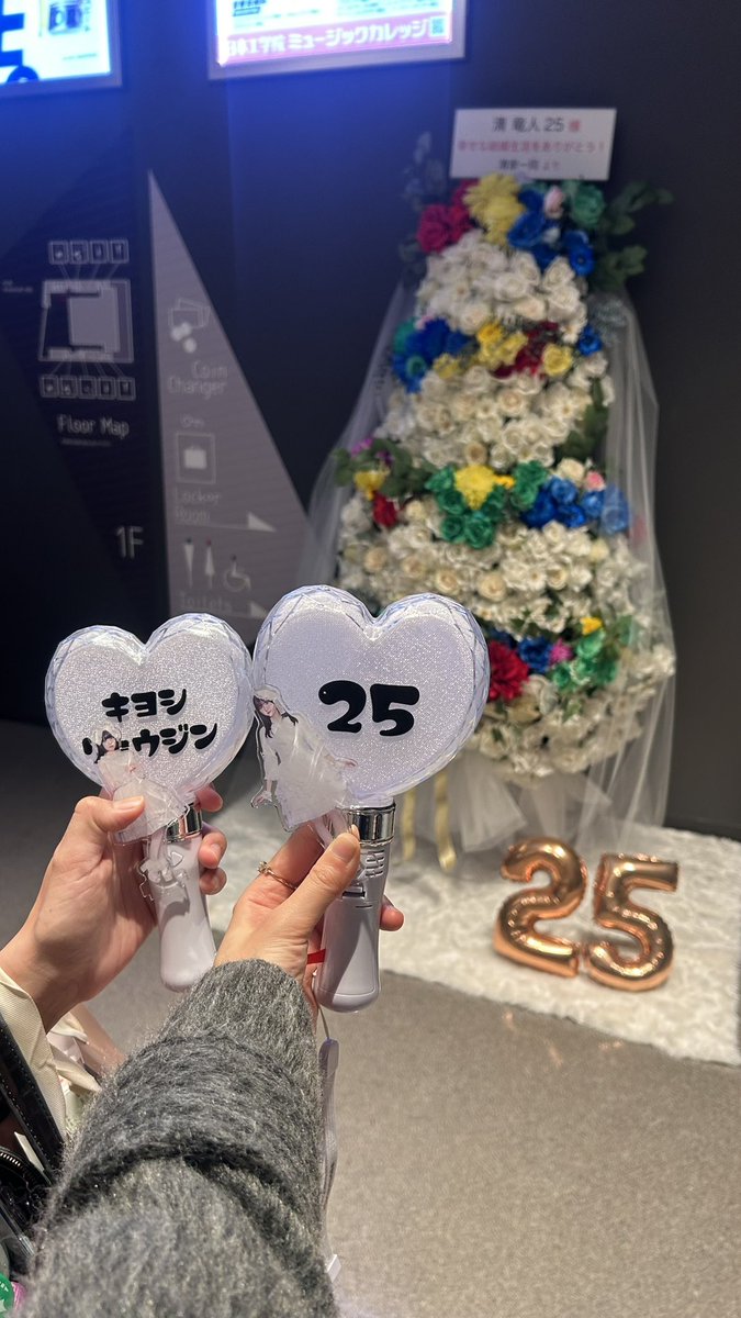 tsukami_aomi's tweet photo. #まひろどうにかして 
#清竜人25  
清家のみんなと真尋ちゃんに出会えて、ずっと楽しくて元気もらって幸せ！感謝！多幸感！竜人くんとみんなの作る空間が好き！なつほ聞いたことあってくれるの、びっくりで感謝伝えられず悔しい、ありがとう！本当に大好きです💛きっかけの礼賛対バンに、感謝！（ALT） https://t.co/YLiuxFhHwN