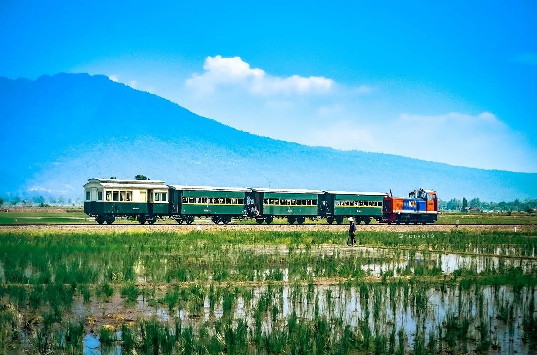 Langkahku mungkin jauh, namun doa Ibu selalu lebih dulu sampai. Ibu adalah rumah pertama, tempat hati belajar pulang. Dalam sabarnya yang tak bertepi, Ibu mengajarkanku arti mencintai tanpa syarat. 🤍🌷

Selamat pagi, #SahabatKAI!

#KAI121

Support photo 🙏🏼: haryokopangestu (IG)