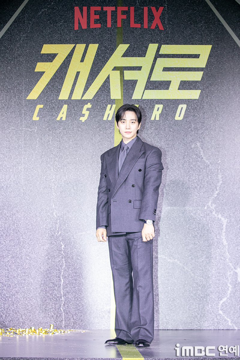 筋肉ムキムキの腕のせいでちょっと
スーツがパンパンになってるの
可愛すぎ🤣🤦‍♀️💕
時計見せたいからかちょっと内側に
してるのか腕が変で笑っちゃう🤭😆
何がともあれ今日もかっこいい😘🫶

#2PM #투피엠 #이준호 #준호 
#leejunho #JUNHO #ジュノ