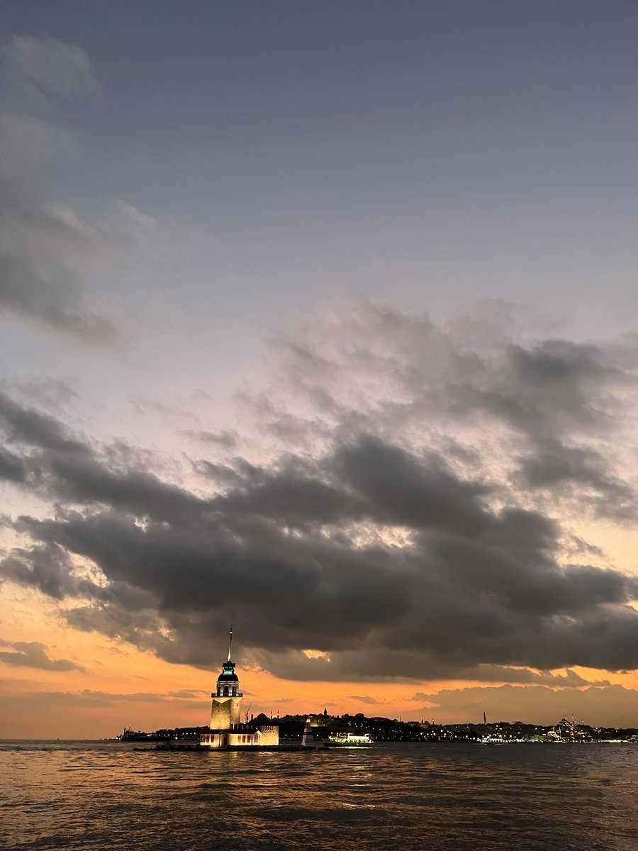 "Umarım karşımıza hep denize bakmak gibi hissettiren insanlar çıkar. Işıl ışıl, huzurlu ve kaygısız.."🫧🌼

#Günaydın