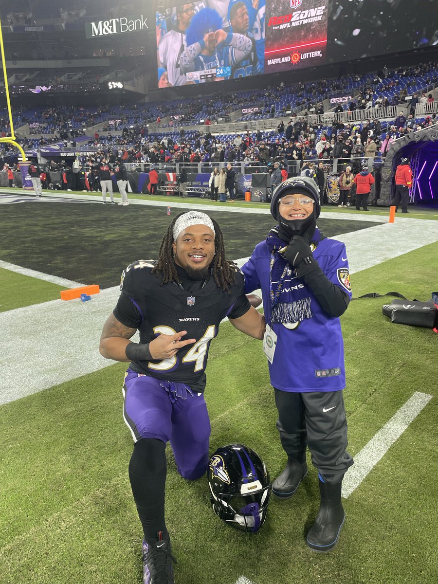 ThompsonDub's tweet image. Gregory got to see his ravens up close and personal tonight. 

Shout out to Keaton Mitchell for taking time to see him. Simple gestures sometimes can go so far!