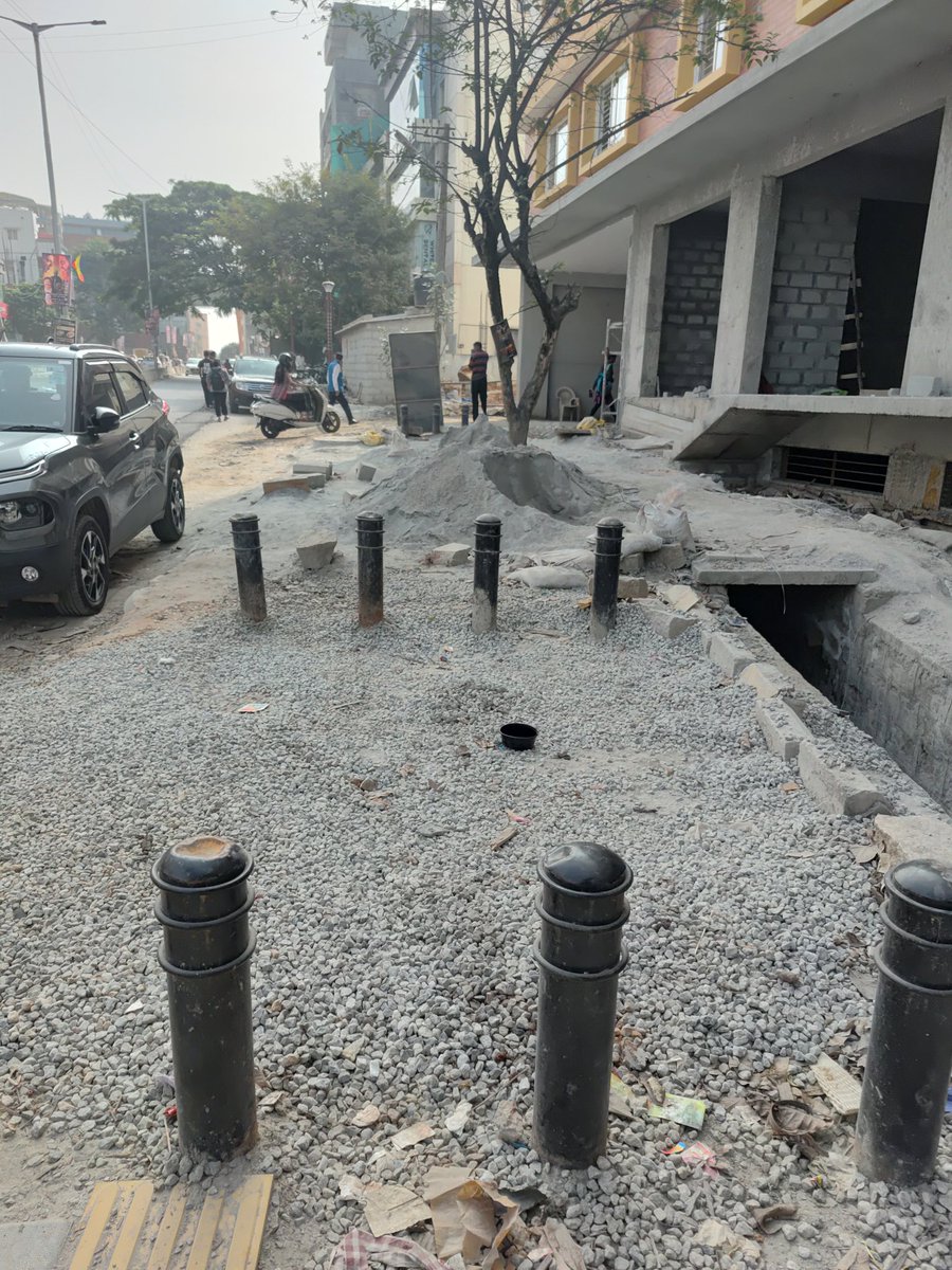 GautamKamath2's tweet photo. @comm_blr_south
Commissioner  Ramesh Sir, further to the meeting with you, sharing the total footpath encrochment  on 80 Feet Road Gubbalala off KSIT, Kanakapura  Road. Urgent action required. Both sides about 600 meters. https://t.co/KPkGzAbQgo