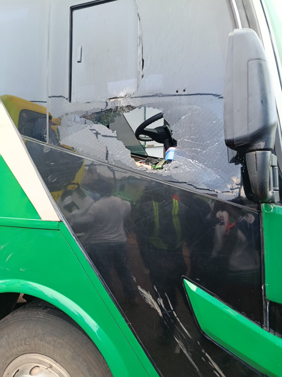 CharlyAustin254's tweet photo. @georgediano So Gor Mahia fans vandalised their own bus.  Tuache chuki na roho mbaya. Football hooliganism doesn't start and end with Gor Mahia https://t.co/CPguWe5YOH