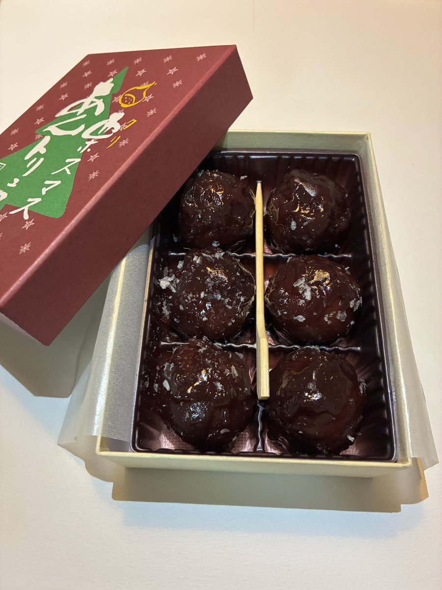 12月に入るとお店はクリスマスムード真っ盛り。和菓子は正月菓子で対抗と思いきや仙太郎では栗スマスあんトリュフという商品が鎮座。ケーキもいいですが和菓子でもほっこりクリスマスできます。本社スタッフ
#仙太郎
#クリスマス