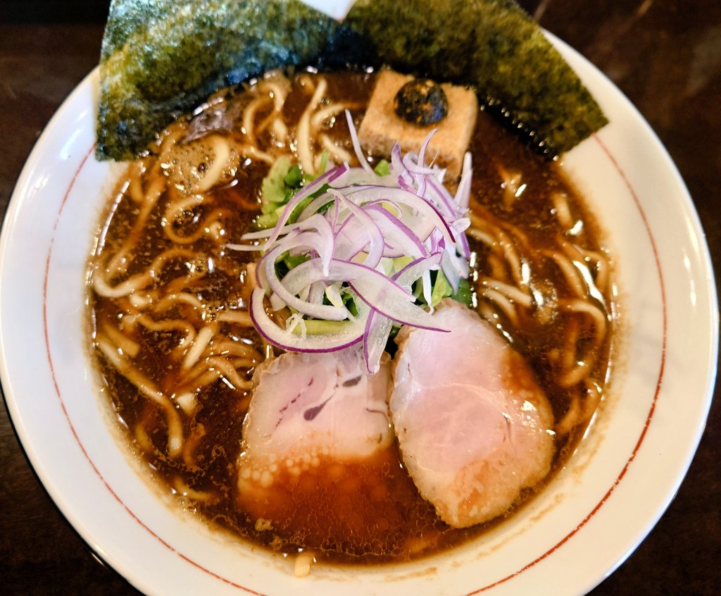 中華そば敦@亀有
木樽二年熟成 玄米麹味噌そば🍜
毎年楽しみな冬の限定開始
店主が仕込んだ2年もの自家製味噌は、昨年同様濃い色目、赤みもある黒いスープ。コクは勿論甘みも強め。
生七味の山椒玉は、肉のせ芹包み、自家製の太縮れ麺に絡めててん…今年も美味しく戴きます😋
次は細麺で🙏✨
#ramen_cp