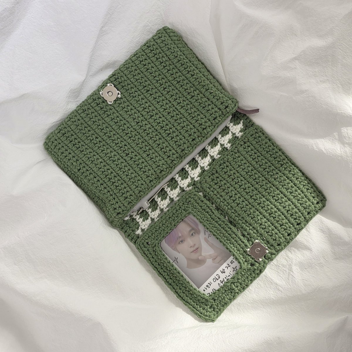 crchthy's tweet image. 너무 맘에 들게 떠진 다이어리 지갑 🍀 역시 좋아하는 색깔 실은 쟁여두면 다 쓸모가 있다 ദ്ദി៸៸›ᴗ‹៸៸ )