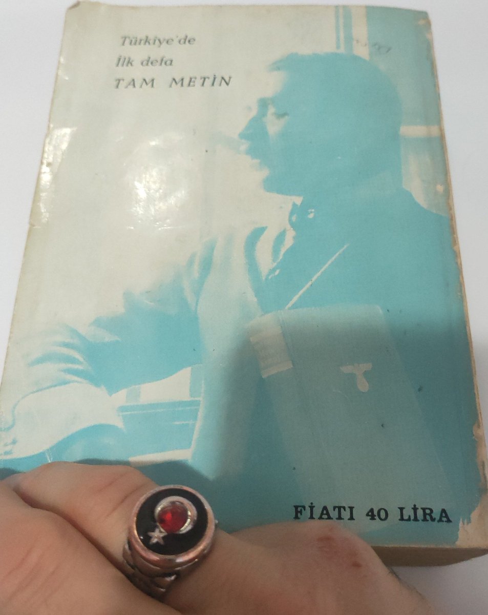Lütfen kitabı okuyun. Hemen ön yargılı olmayın. Bu benim fikrimden değil karşıyım demeyin. Tarafsız okuyun olayları bilmiyormuş gibi ve #AdolfHitler'i bir de onun gözünden bakarak okuyun arkadaşlar... #Kavgam #MeinKampf
