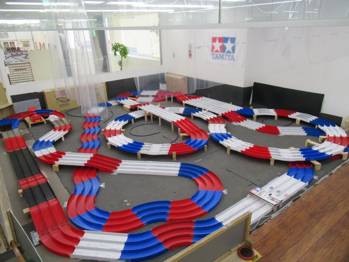 ◇ミニ四駆のお知らせ◇ コースのレイアウト変更が完了しました！ ご