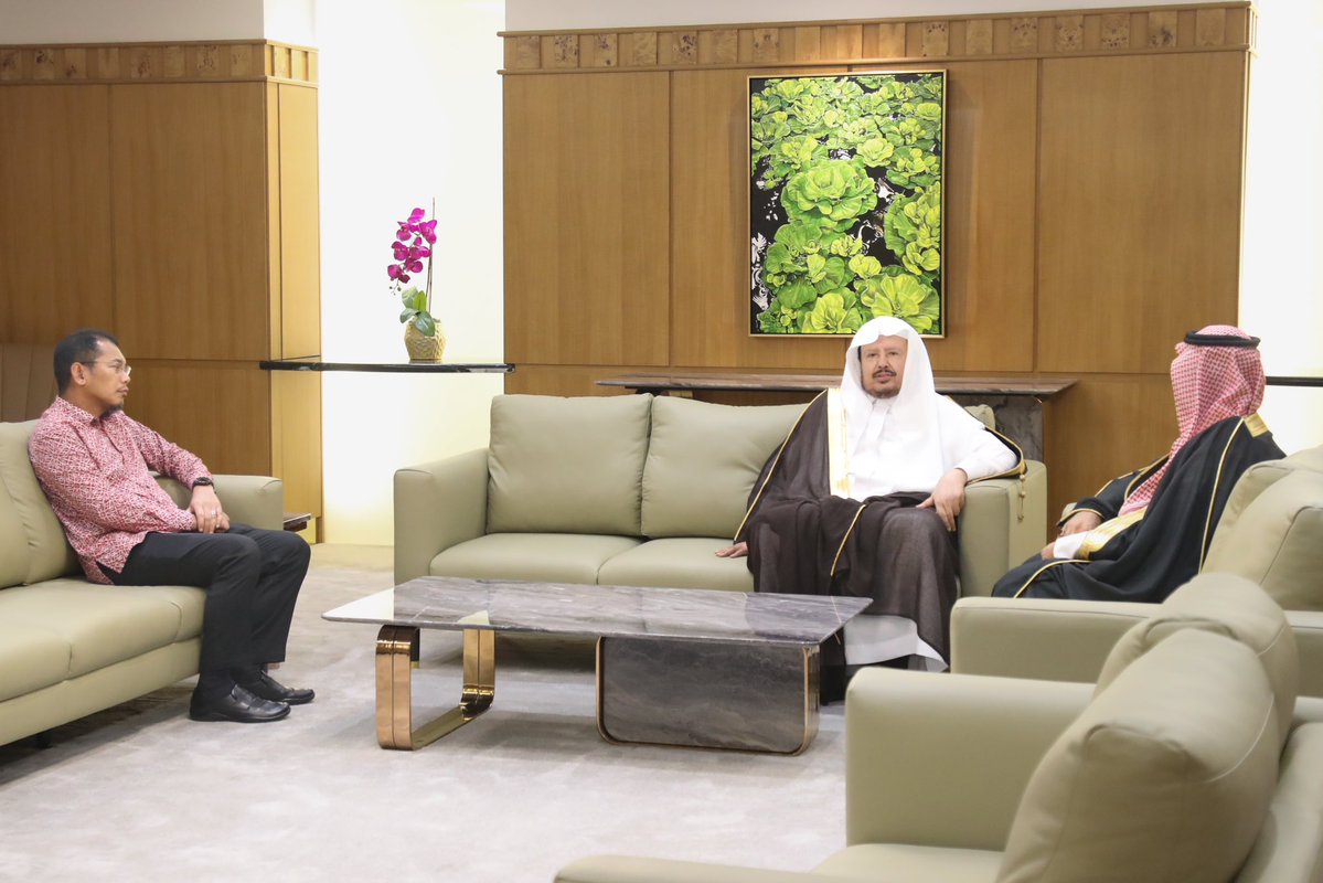 وصل معالي #رئيس_مجلس_الشورى الشيخ الدكتور عبدالله بن محمد بن إبراهيم آل الشيخ، إلى كوالالمبور في مستهل زيارة رسمية إلى مملكة ماليزيا على رأس وفد من المجلس تلبية لدعوة تلقاها معاليه من معالي رئيس مجلس النواب الماليزي جواهري عبدول.