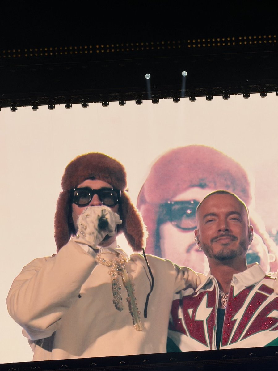 Indie5051's tweet image. SE RECONCILIARON

Esto es historia, Bad Bunny y J Balvin cantando juntos "La Canción" en CDMX 🇲🇽