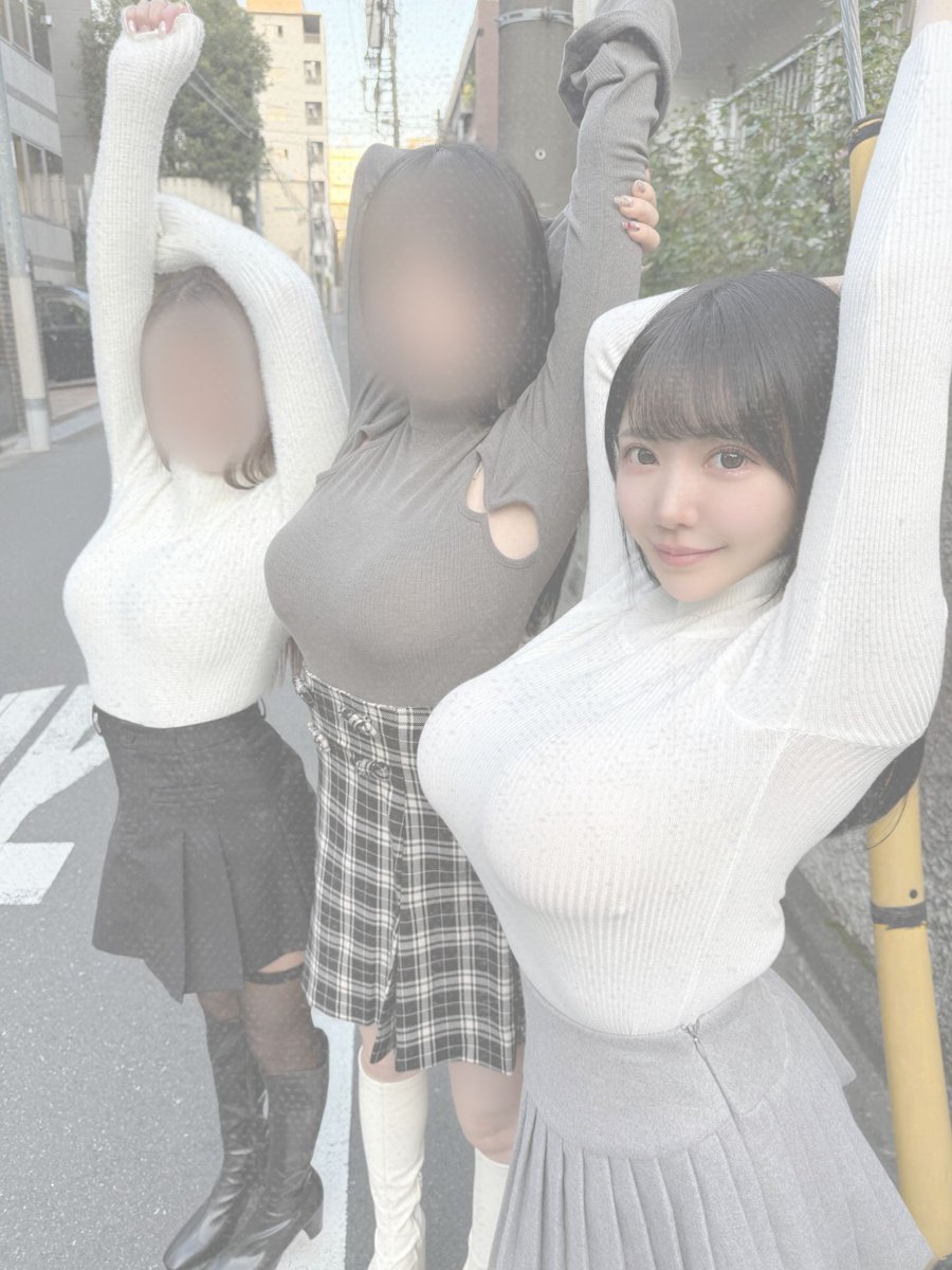 nocontextcda's tweet image. 港区のクリパに集まった3人✌️

一番奥の子でも"F"って、
なかなかの強者揃いじゃないですか…？