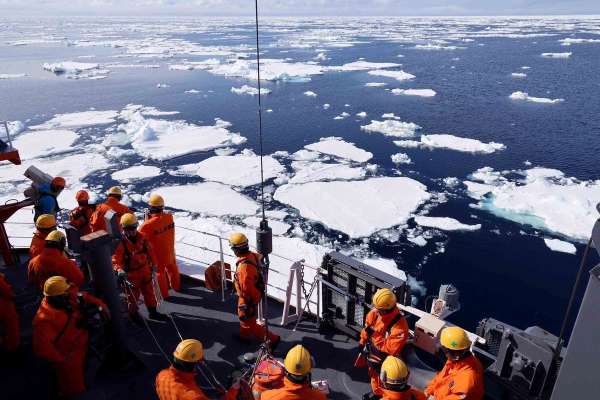 流氷漂う海で12月20日、水深4500mに海底圧力計を下ろして観測を開始しました。#南極 #観測隊 #しらせ