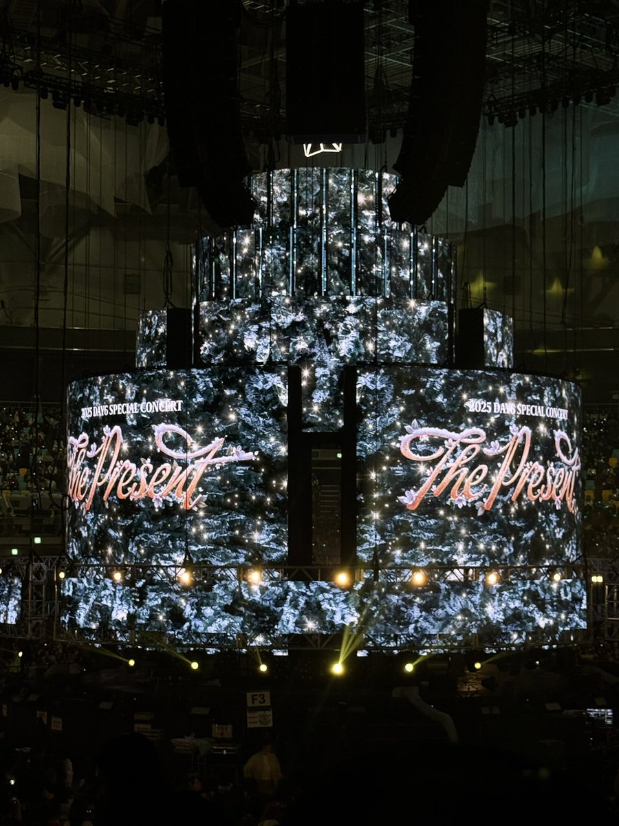 hyunn_ei's tweet photo. 2025 DAY6 Special Concert <The Present>
행복한 연말이었따..🎄❄️✨ https://t.co/AA1uCgFkpD