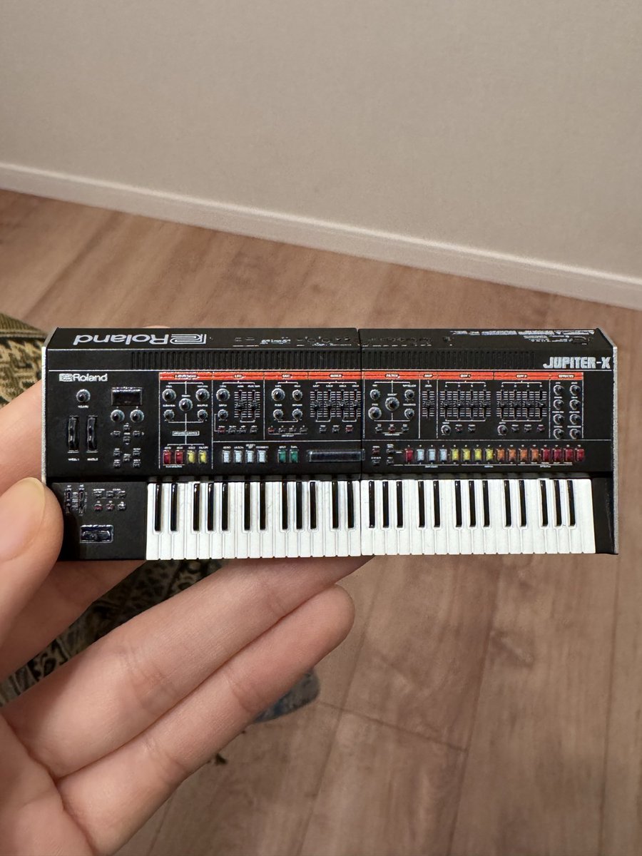 ガチャガチャにて
念を込めたら1発でとれました

ミニチュアってワクワクするよねぇ。細かいところも動くとかだと更にワクワクするよねぇ。(これは鍵盤のみちょっと押せる！)