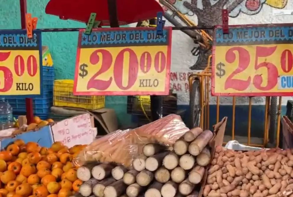 AztecaNoticias's tweet photo. ¿Comprar los ingredientes en el #mercadolocal o ir a la #CentraldeAbastos de #Iztapalapa?

El precio del ponche casi no cambia entre un mercado local y la Central de Abasto, pero el transporte puede elevar el gasto.

https://t.co/dOcmkC3Ua1 https://t.co/j7o0kkCNsG