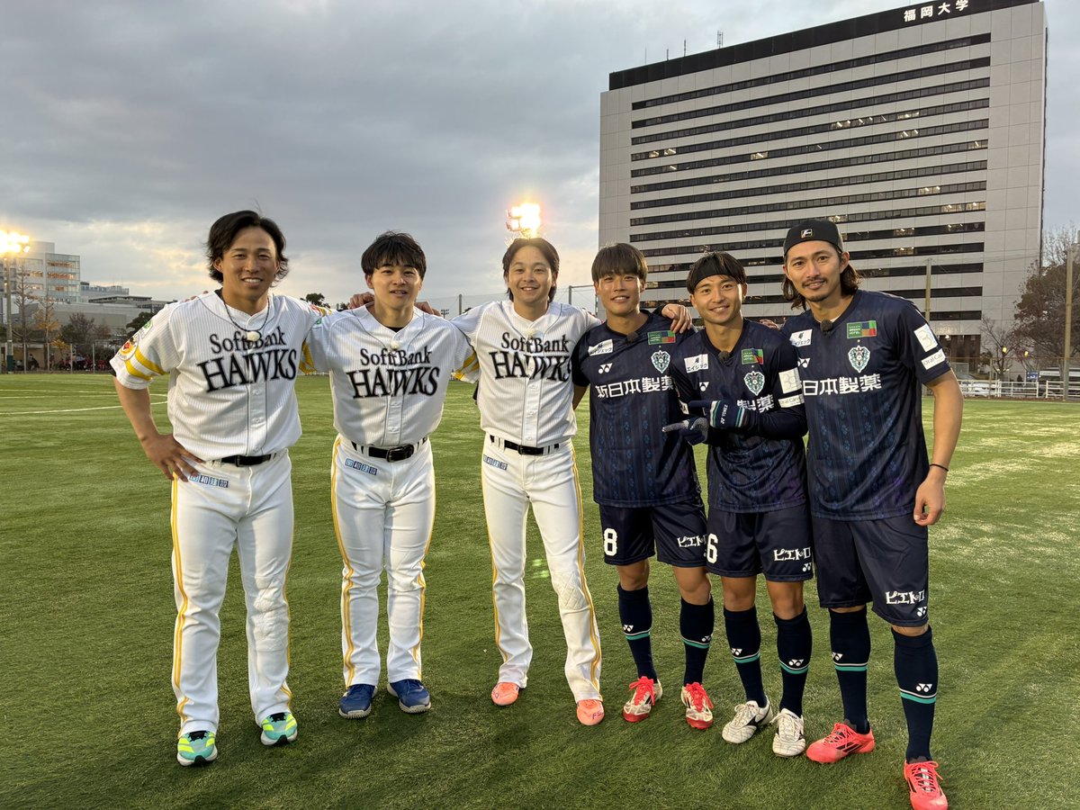 momospo's tweet photo. 『博多華丸・大吉の九州アスリートーク』
大みそか15:20〜放送📺（TNC 8ch）
注目はホークス⚾️×アビスパ⚽️の
スポーツ3番勝負✊

そして‼️
今週のTNC夕方番組『記者のチカラ』では
ホークスとアビスパの選手たちが
ペットボトルチャレンジに挑戦🏓
こちらもお見逃しなく👀

#博多華丸・大吉の九州アスリートーク
#福岡ソフトバンクホークス #アビスパ福岡
#記者のチカラ #ペットボトルチャレンジ
#大みそかはTNC