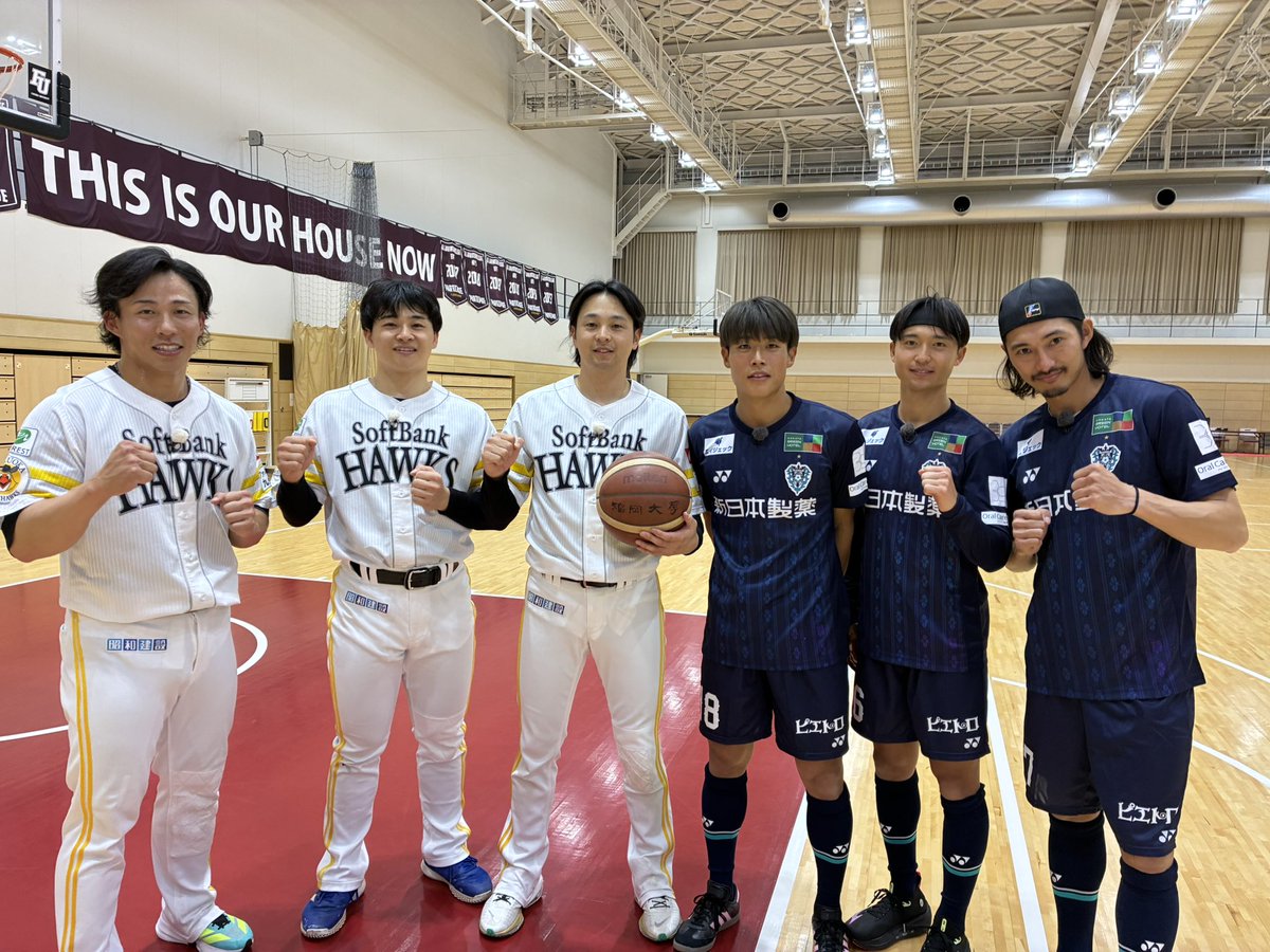 momospo's tweet photo. 『博多華丸・大吉の九州アスリートーク』
大みそか15:20〜放送📺（TNC 8ch）
注目はホークス⚾️×アビスパ⚽️の
スポーツ3番勝負✊

そして‼️
今週のTNC夕方番組『記者のチカラ』では
ホークスとアビスパの選手たちが
ペットボトルチャレンジに挑戦🏓
こちらもお見逃しなく👀

#博多華丸・大吉の九州アスリートーク
#福岡ソフトバンクホークス #アビスパ福岡
#記者のチカラ #ペットボトルチャレンジ
#大みそかはTNC