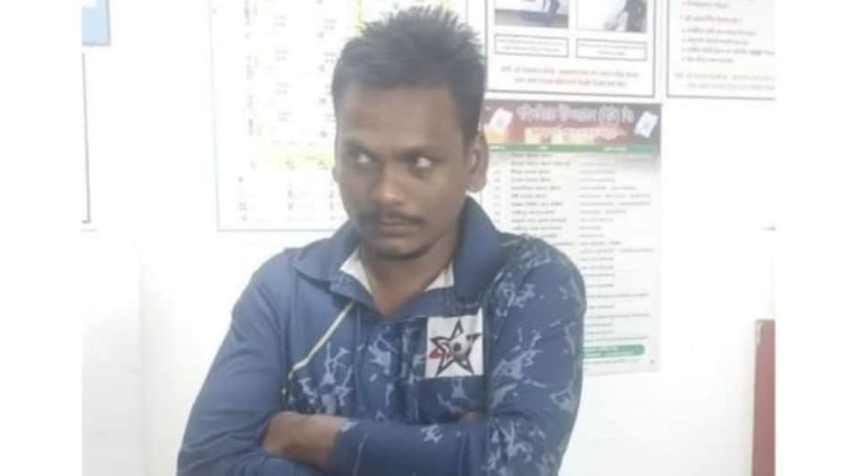 बांग्लादेश की एक गारमेंट फैक्ट्री में काम करने वाला हिन्दू युवक दीपू अपने ही सहकर्मियों की नफ़रत का शिकार बन गया। 
हालात बिगड़ने पर उसने नौकरी से इस्तीफ़ा तक दे दिया लेकिन फिर भी हिंसा नहीं रुकी।
 अंततः भीड़ ने बेरहमी से उसकी लिंचिंग कर दी 
#HindusUnderAttackInBangladesh