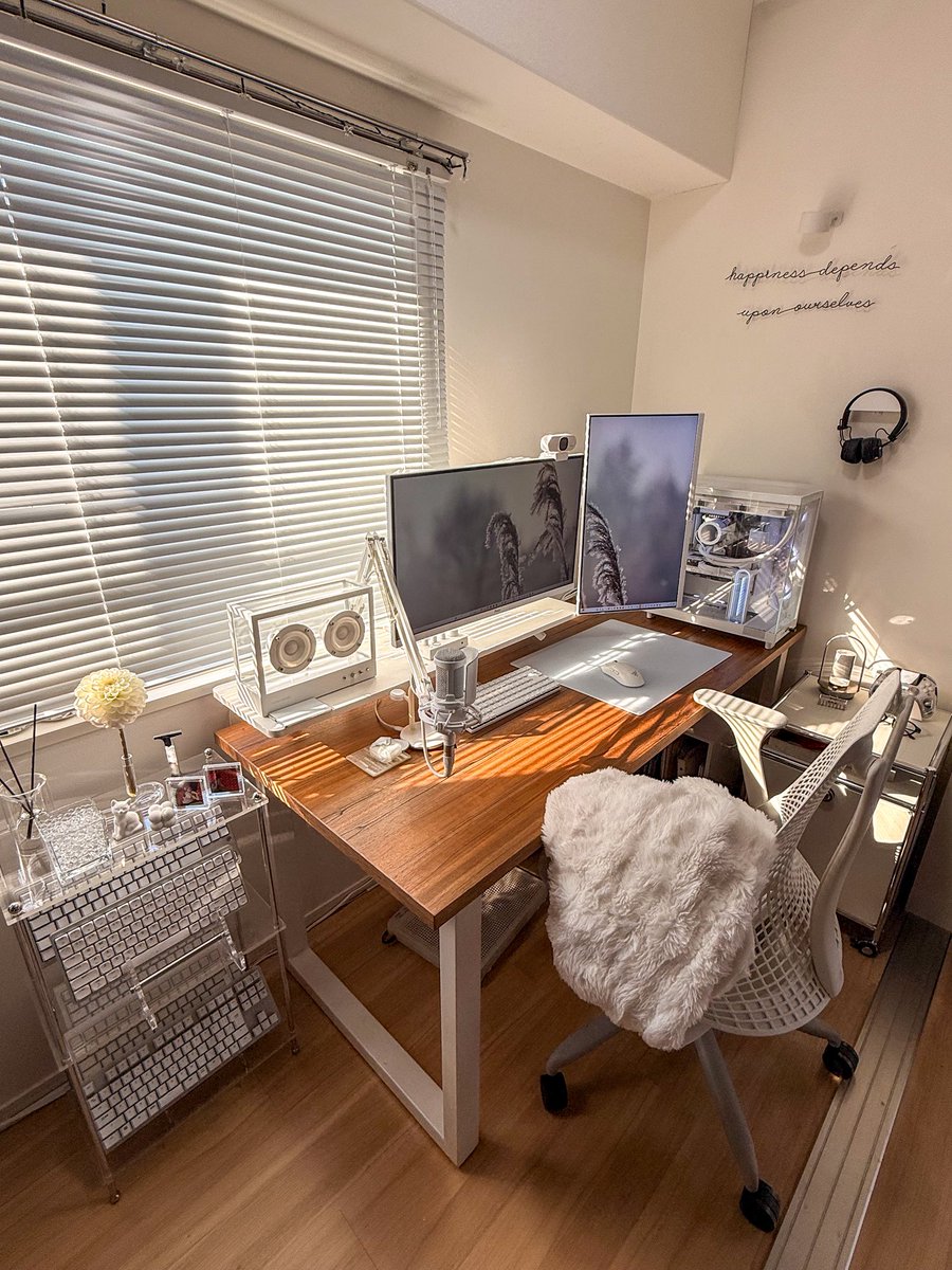e_r_u_c's tweet image. 𝘖𝘯𝘭𝘺 𝘰𝘯𝘦 𝘸𝘦𝘦𝘬 𝘭𝘦𝘧𝘵 𝘪𝘯 𝘵𝘩𝘦 𝘺𝘦𝘢𝘳.

#desksetup #interior