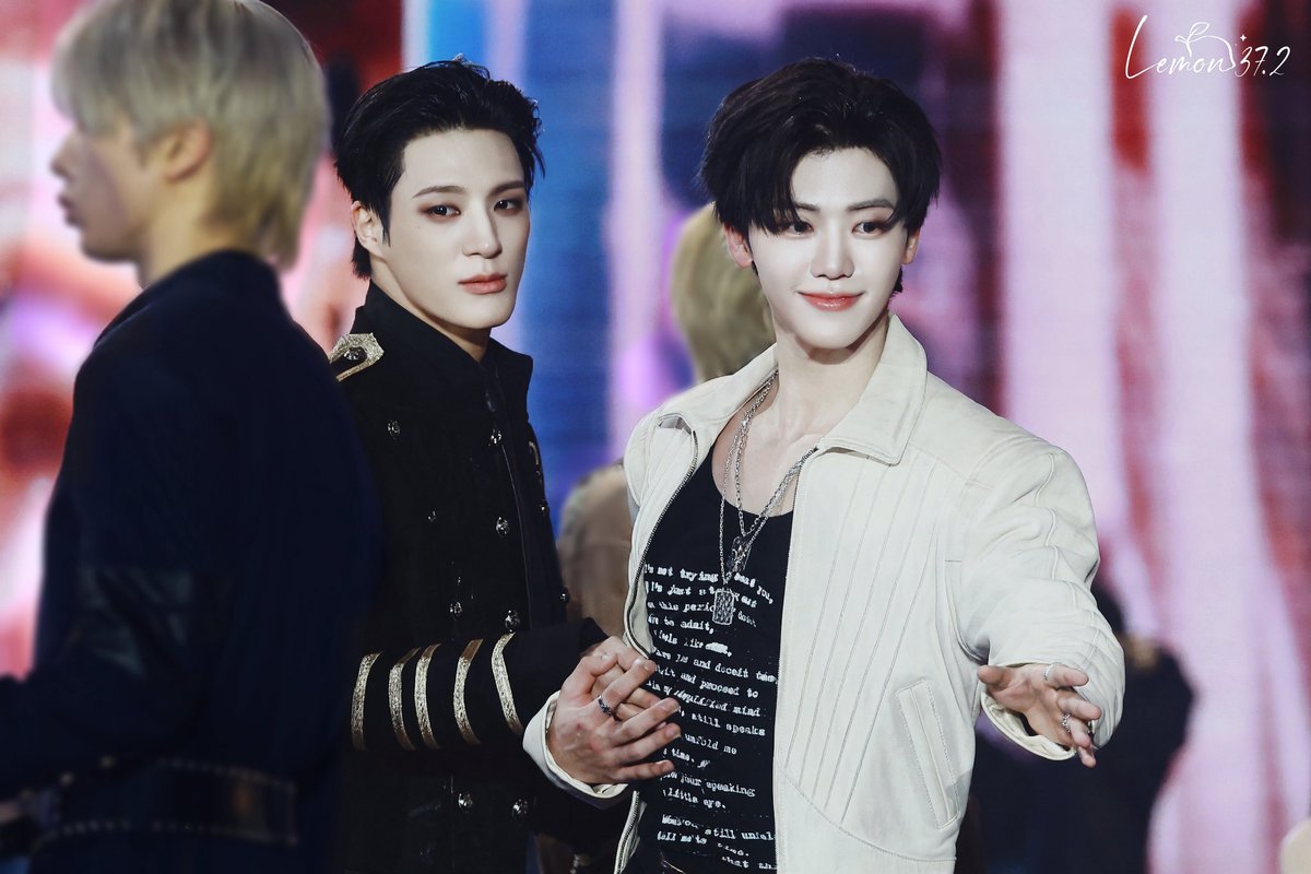 sumpah kaya vampire anjir😭 berasa liat edward cullen sama bella swan