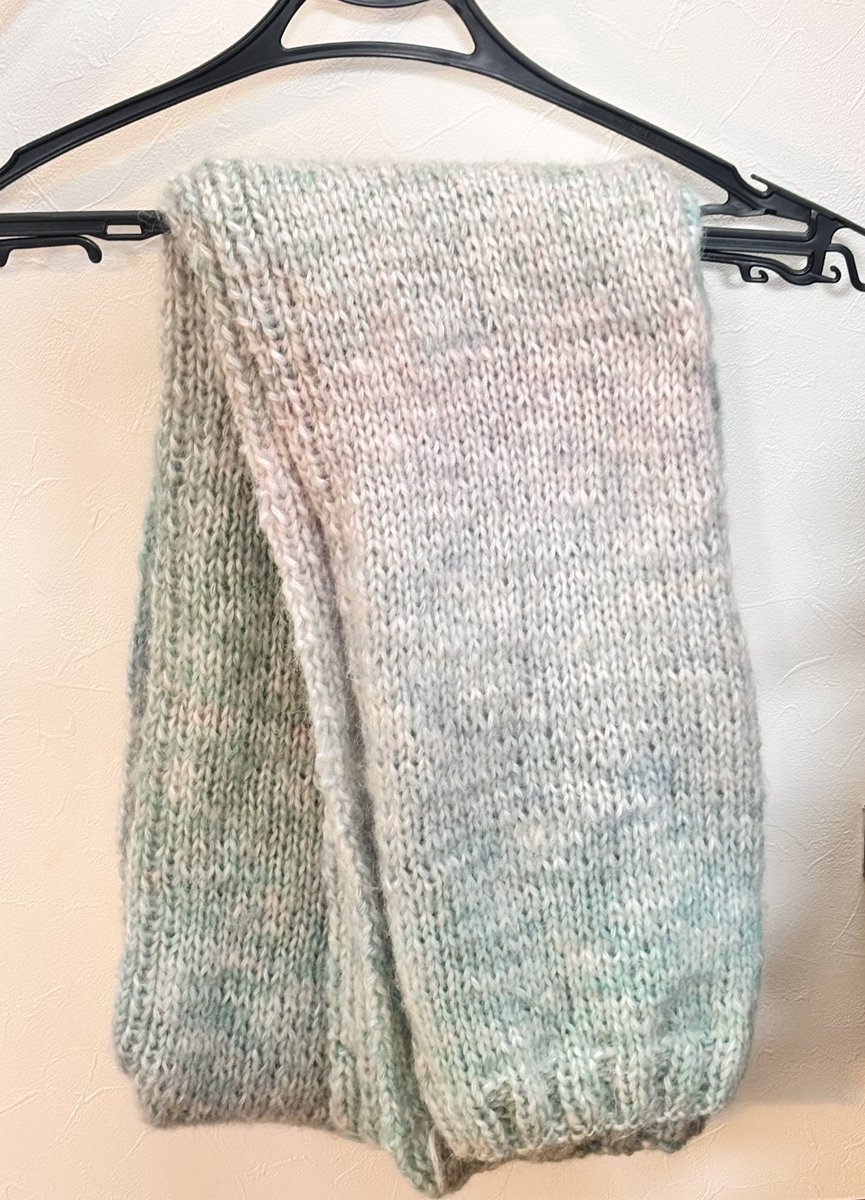 びいどろヤーンのマフラー完成✨️
もふもふでグラデーションが可愛い🩵

かぎ針アドベントの方は進んでないので年末に編みます😭