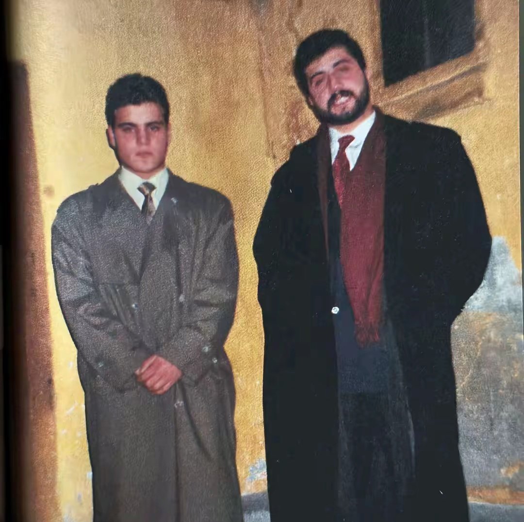 🔵 Sedat Peker ile 1997 yılında Bayrampaşa Cezaevinde aynı dönemde kalan bir mahkumun not defterinden çıkanlar:

▪️Sedat Peker gelene kadar biz orada yatarken, cezaevinde kedilerden büyük farelerle yaşıyorduk. 

▪️Sedat Peker geldi, cezaevine bir mutluluk hâl oldu. Her taraf