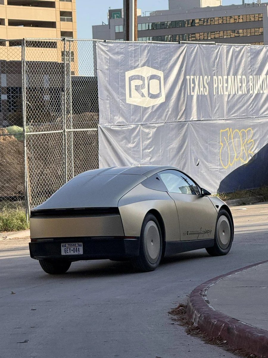 $TSLA
I'm very happy that more and more of Tesla's Cybercab are found on public roads.