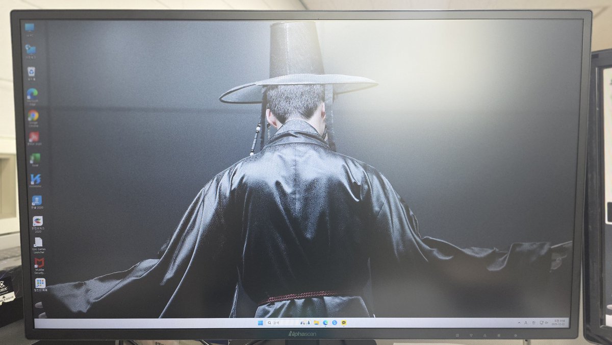 yeahda15's tweet image. 얘들아 내 컴퓨터를 봐 완전 웅장함
이거 찍을라고 1시간동안 바탕화면 정리했다