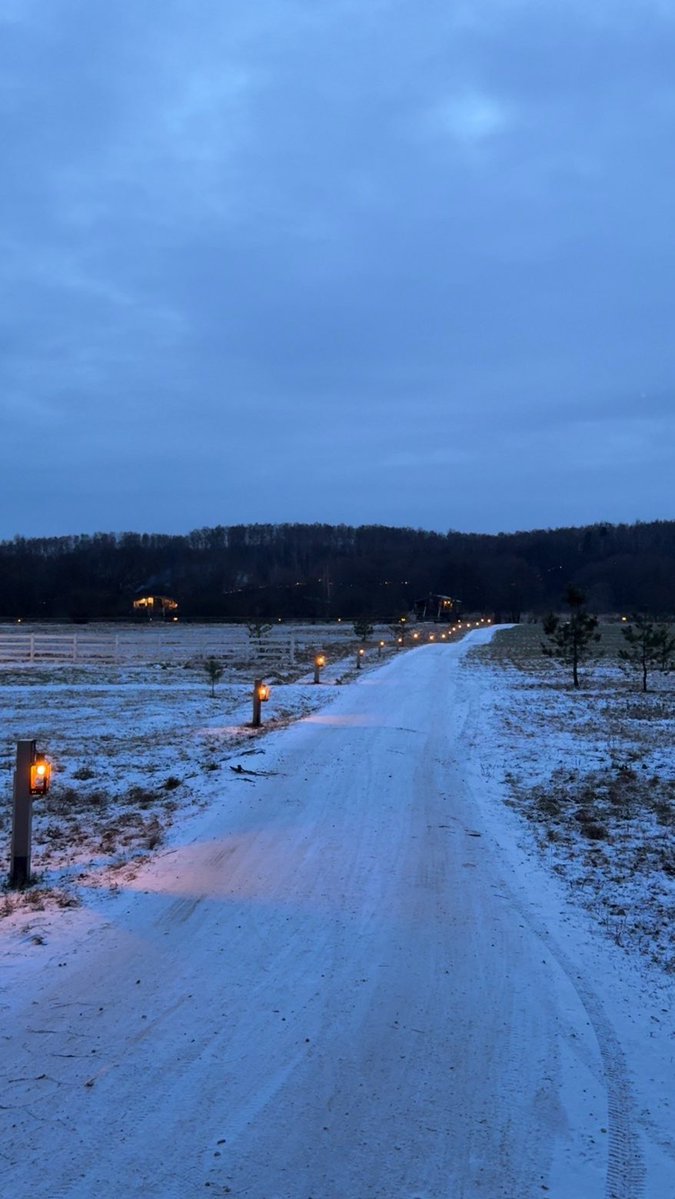 ayed_ri's tweet image. ليس نَدماً على البقاء،إنّما حنينًا إلى شيءٍ نتوهَّمُه واقعًا ، شيئاً لن نصيبَه أبدًا. فإن أصبناه لن نلبث أن ندرك أنّه ليس ما كنّا نحلم به."

من روايه الساعة الخمسة والعشرون

ويقول علي ال صبيح 

شعوري ورا حلمي وانا اصايده واخطيه
اخاف انه احلى من شعوري لا حققته