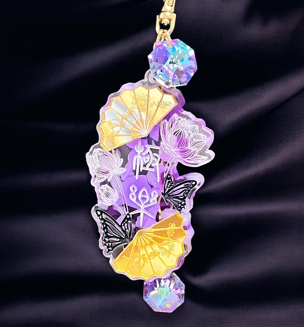 🪷🦋をイメージしたキーホルダーができてしまった。チャームの