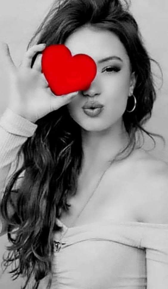 Te amo con esa destreza
Para enloquecerme. 
En fin.. te amo,
Te amo,
Porqué enciendes;
Mi sol, y porque somos;
Dos locos,
En éste universo.
Te amo, más allá
De la distancia;
Más allá de lo prohibido
Y porqué me nace,
Hacerlo.