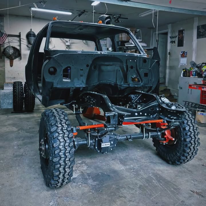 LizardSkin_'s tweet image. Believe it or not, this is what $48K into a Squarebody restoration looks like! Stephen Grizzly Bolz is building this crew cab dually from the ground up—Duramax swap, Allison trans, ZF6.

@LizardSkin_ Sound Control keeps it quiet while the power roars.
📸 Grizzly’s Squarebody Fab