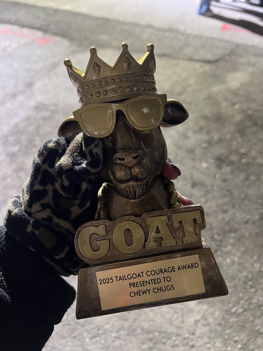 JessieSchaffer_'s tweet photo. .@ChewyBusa received the @TheTailGOAT award for beating cancer and 130 is finally the Dunkin section of the game GOD BLESS https://t.co/qqpoXskFIS