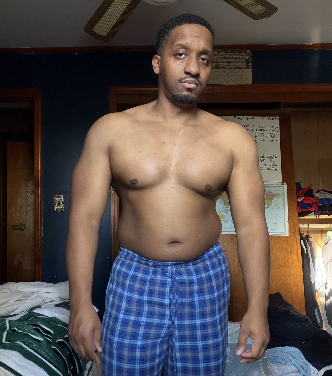 AlexMayne18's tweet photo. Lift heavy, eat heavier, Muscle is built in the kitchen, and Suffer the pain of discipline or suffer the pain of regret, highlighting that true growth happens when comfort ends and dedication begins, transforming size and strength over time. #pro 
#bulking #results #gay #gymfreak https://t.co/XX91M3UbKg