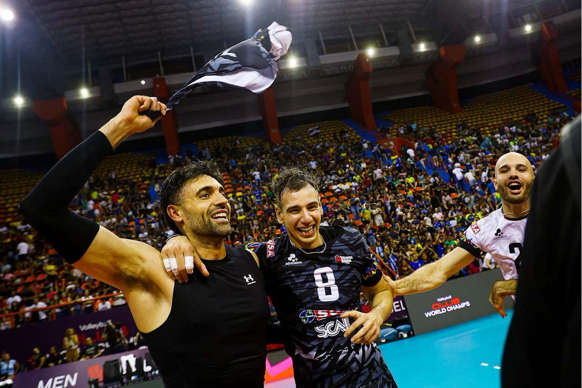 Voley_FeVA's tweet photo. 🏆 Loser y Solé son campeones del mundo con Perugia

🇦🇷 🥇 Nuestro capitán y el central se consagraron con el equipo italiano tras imponerse en la final ante Osaka por 3-0.

🔝 Además, ambos forman parte del equipo ideal del torneo.

🔹 Dileo y Lima, fueron cuartos con Renata. https://t.co/jtnsq7SPbt