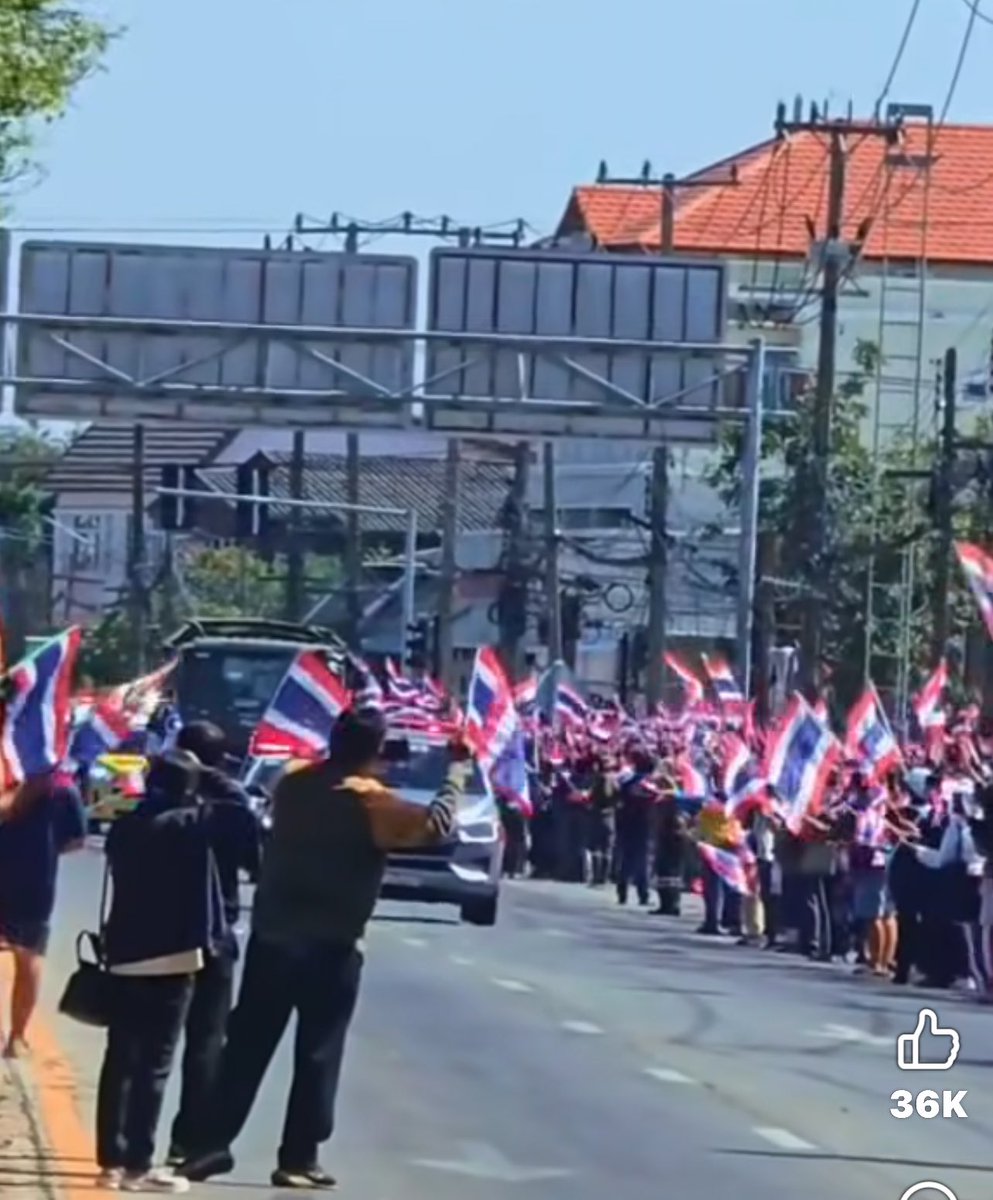 jeabPum's tweet image. ไทยแทบไม่ต้องไปเสียเวลาไปแก้ข่าว ทหารไทยตาย 5 พัน ทิ้งศพไว้ในป่า ตามที่เขมรทำสงครามข่าวสารเลย เพราะภาพ คลิป ที่คนไทยถือธงชาติรอรับร่างทหารกล้าของไทยนั้น มันบ่งบอกได้ชัดว่าเราให้เกียรติแก่คนเหล่านี้และจะไม่ทำตามที่เขมรกล่าวหาแน่นอน