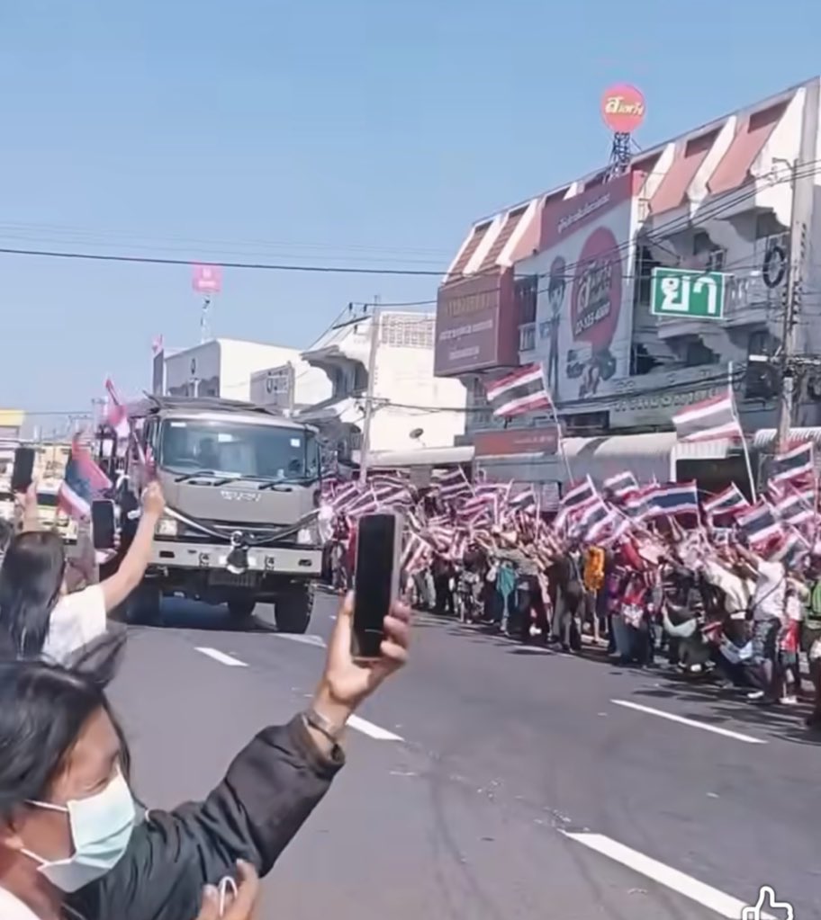 jeabPum's tweet image. ไทยแทบไม่ต้องไปเสียเวลาไปแก้ข่าว ทหารไทยตาย 5 พัน ทิ้งศพไว้ในป่า ตามที่เขมรทำสงครามข่าวสารเลย เพราะภาพ คลิป ที่คนไทยถือธงชาติรอรับร่างทหารกล้าของไทยนั้น มันบ่งบอกได้ชัดว่าเราให้เกียรติแก่คนเหล่านี้และจะไม่ทำตามที่เขมรกล่าวหาแน่นอน