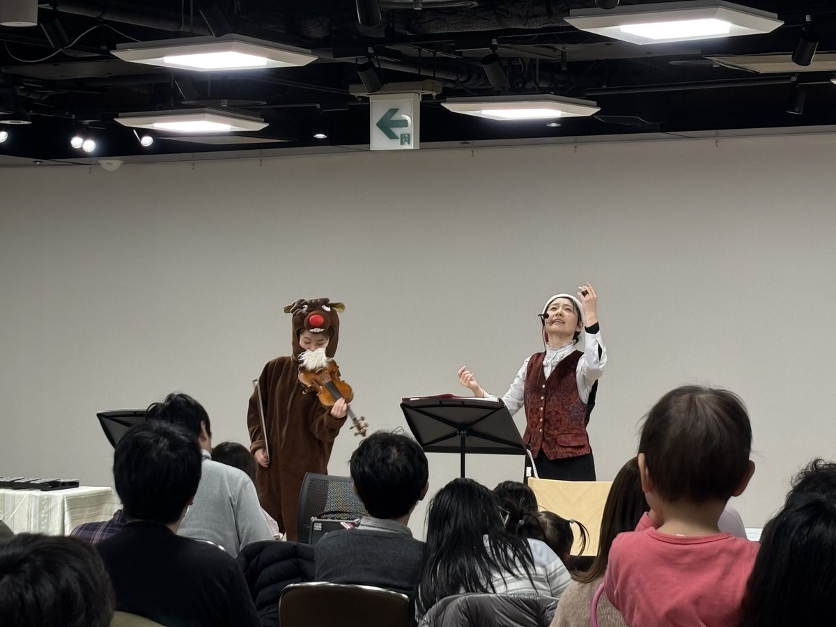 CenterMachiya's tweet photo. 昨日のなないろひろば「0歳からの拍手で参加！クリスマスコンサート」にお越しいただきありがとうございました。

お子様からご高齢者まで、超満員の皆様、拍手にジャンプで大盛り上がり。

保田真奈さん、田島華乃さん、今年も素敵なクリスマスをありがとうございました。 https://t.co/FC7MXW1rUc