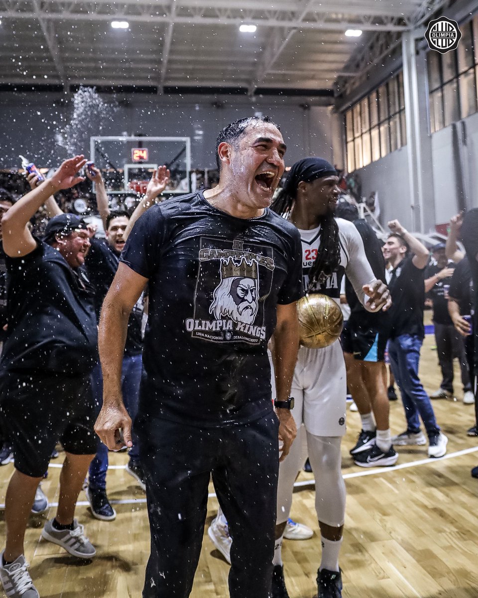 Leyenda como jugador, leyenda como entrenador.

Gestión de grupo, liderazgo, carácter para sacar partidos y estrategia para conquistar campeonatos.

¡Esto es tuyo, Profesor Javier Martinez!

🫡🤍🖤🤍