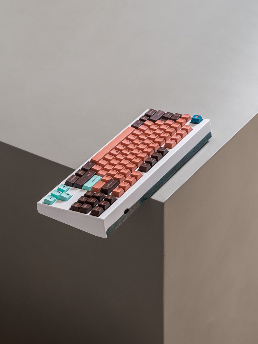 Keycult No. 2/TKL

This one is topped with GMK Copper, done with a white frame and a copper bottom. What config do you have your eyes on?

Check out the configurator today! 
novelkeys.com/products/keycu…