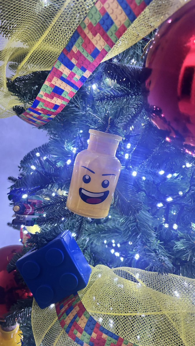 Lylakins's tweet photo. After much procrastination. I finished #LegoTree https://t.co/HLP29D3Mez