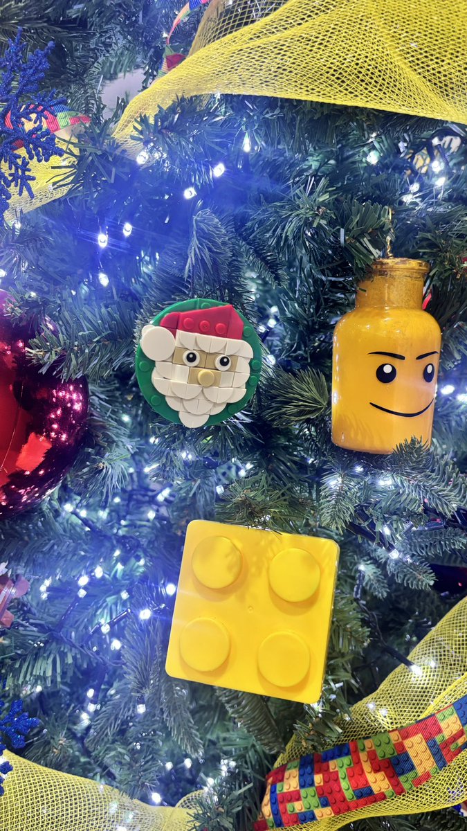 Lylakins's tweet photo. After much procrastination. I finished #LegoTree https://t.co/HLP29D3Mez